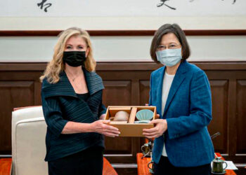 China “no nos intimidará”, dice senadora estadounidense de visita en Taiwán