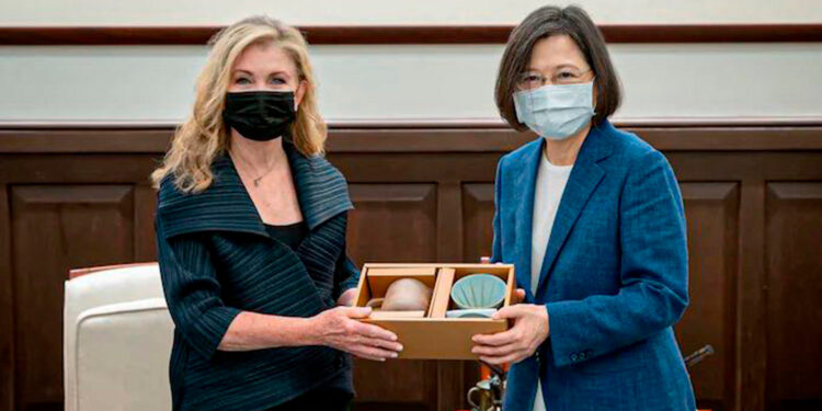 China “no nos intimidará”, dice senadora estadounidense de visita en Taiwán