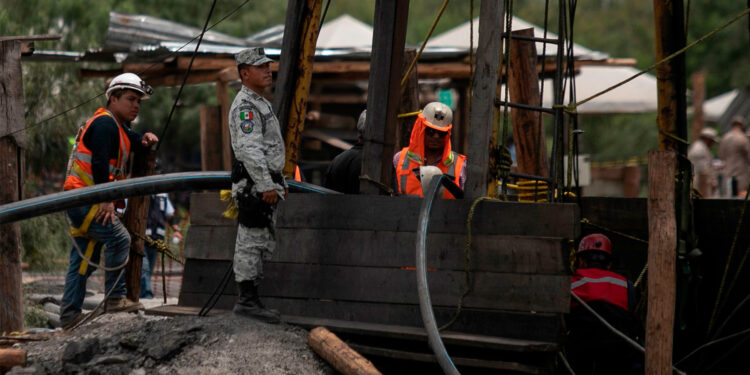 Rescate de mineros podría tardar de 6 a 11 meses, informa Protección Civil Nacional