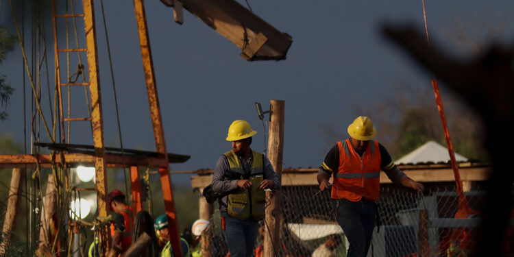 Familiares de mineros reclaman incompetencia y extorsión