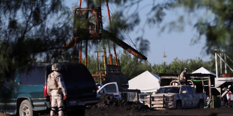 Suman 10 mineros atrapados y cinco lesionados por derrumbe en Coahuila