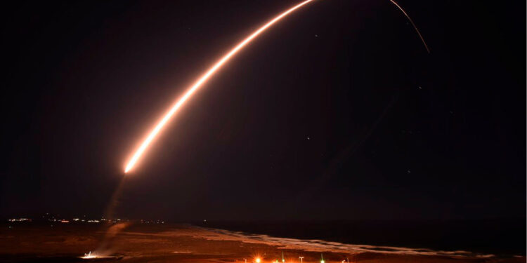 Estados Unidos lanza una prueba de un misil balístico intercontinental