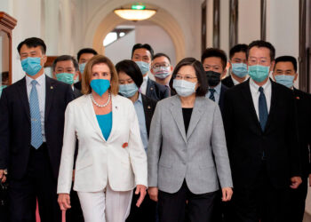 China anuncia sanciones contra Pelosi tras su viaje a Taiwán