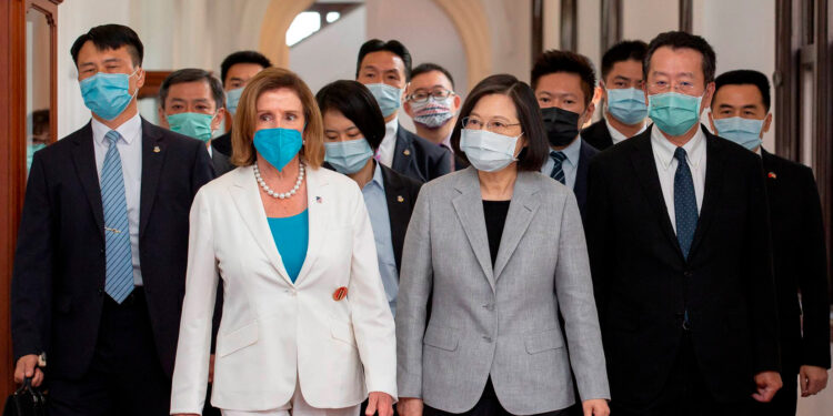 China anuncia sanciones contra Pelosi tras su viaje a Taiwán