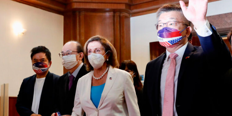 Pelosi abandona Taiwán tras una visita que cruzó la “línea roja” de China