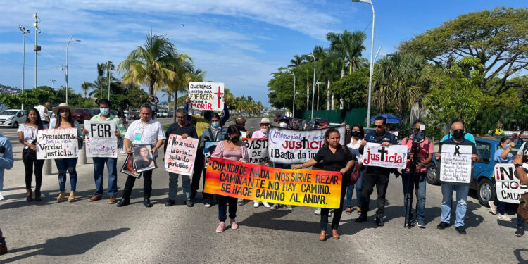 Periodistas protestan en Acapulco por el asesinato de Fredid Román