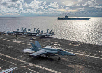 Portaaviones de EE.UU. realiza operaciones en el mar de Filipinas ante el aumento de la tensión con China