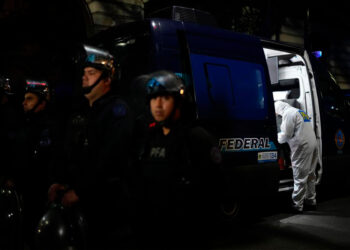 Detienen a hombre por apuntar arma contra Cristina Kirchner, Vicepresidenta de Argentina