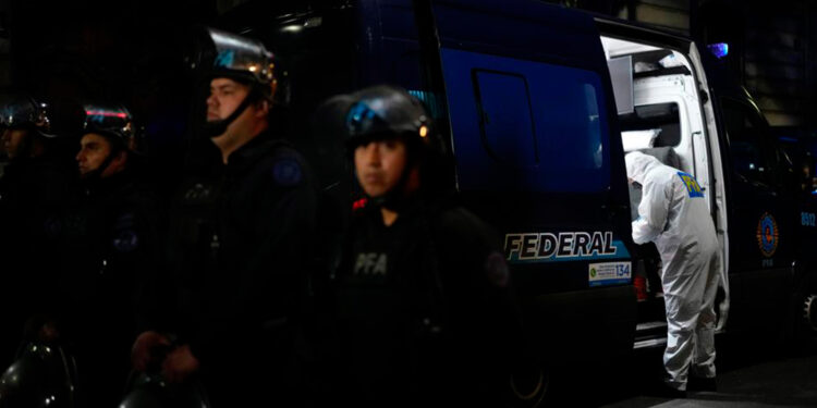 Detienen a hombre por apuntar arma contra Cristina Kirchner, Vicepresidenta de Argentina