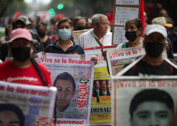 Ayotzinapa 8 años: sube exigencia de investigar al Ejército hoy cobijado por AMLO