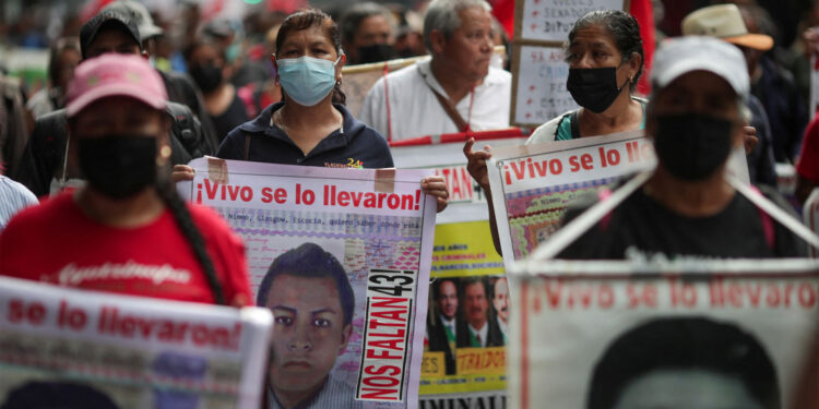 Ayotzinapa 8 años: sube exigencia de investigar al Ejército hoy cobijado por AMLO