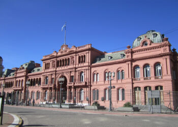 Desalojan Casa Rosada y Ministerio de Defensa en Argentina por amenaza de bomba