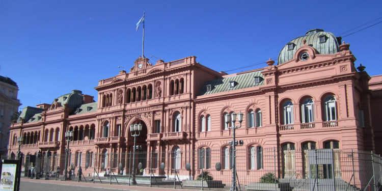 Desalojan Casa Rosada y Ministerio de Defensa en Argentina por amenaza de bomba