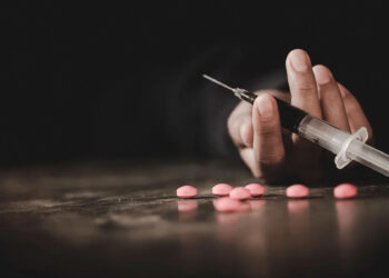 Redes sociales fomentan el uso de drogas en los adolescentes: estudio