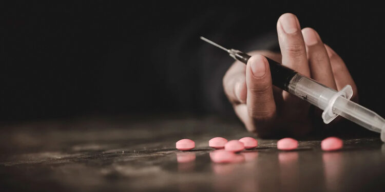 Redes sociales fomentan el uso de drogas en los adolescentes: estudio