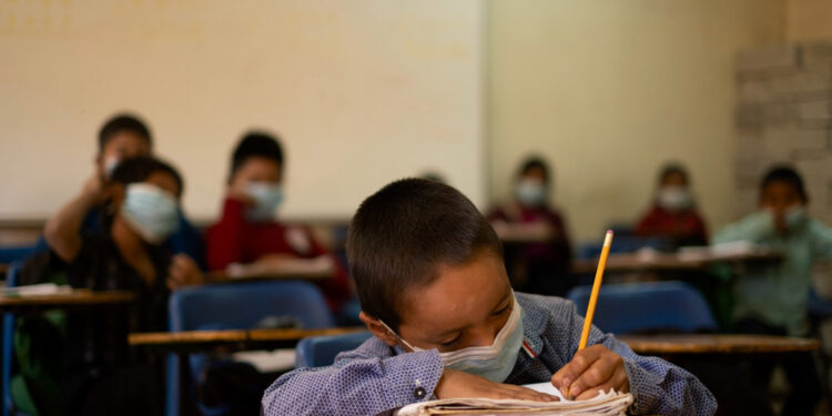 Gobierno castiga a Educación: recibirá incremento de solo 5% para 2023