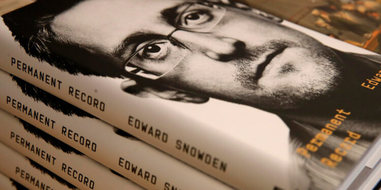 Putin concede la ciudadanía rusa a Edward Snowden