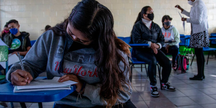 Juez de CDMX ordena a la SEP detener eliminación de grados escolares