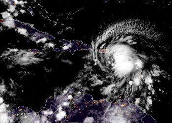 Huracán Fiona se fortalece; todo Puerto Rico se queda sin energía eléctrica