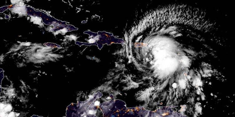 Huracán Fiona se fortalece; todo Puerto Rico se queda sin energía eléctrica
