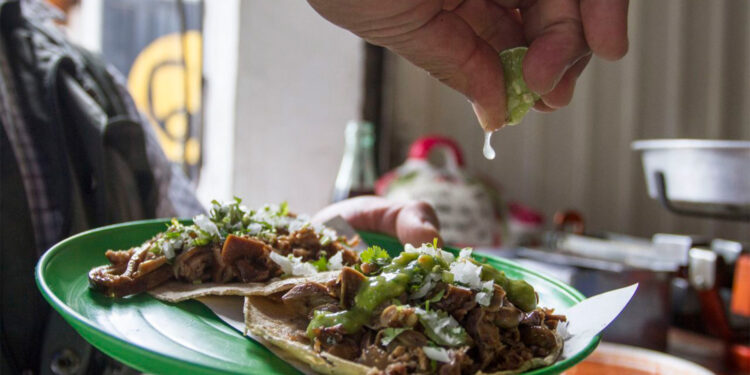 Inflación en México se dispara a 8.7% en agosto, su mayor nivel en 22 años