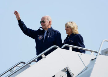 Biden llega a Londres para el funeral de la reina Isabel II