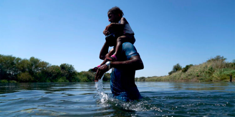 Ocho migrantes mueren ahogados al intentar cruzar el río Bravo