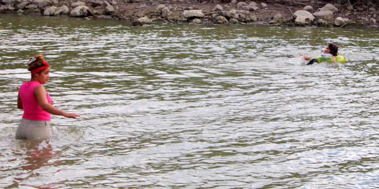 Sube a nueve el número de migrantes ahogados al intentar cruzar el río Bravo rumbo a EE.UU.