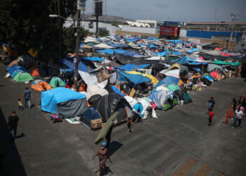 Migrantes latinos que solicitan asilo en EE.UU. denuncian abusos en México