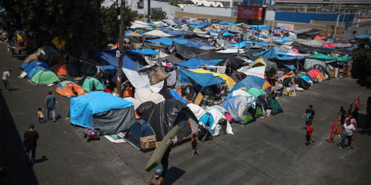 Migrantes latinos que solicitan asilo en EE.UU. denuncian abusos en México