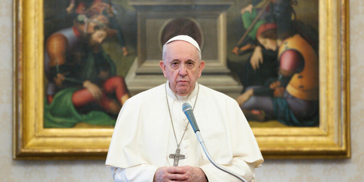 Papa Francisco defiende envío de armas a Ucrania