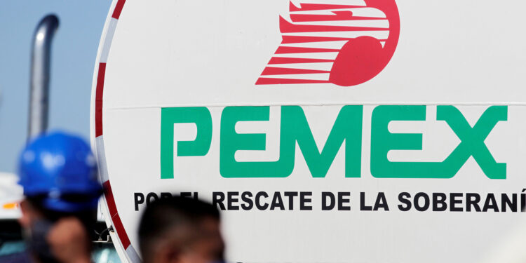 Gobierno de México obstaculiza recuperación de Pemex con subsidio a gasolinas, advierte Fitch Ratings