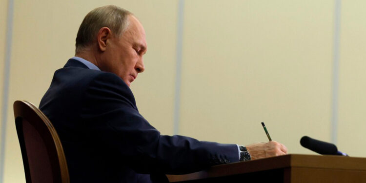 Putin firma decretos para reconocer a Jersón y Zaporozhie como regiones independientes