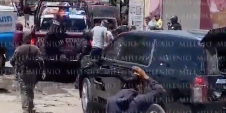 Apedrean a alcaldesa de San Martín Texmelucan por colapso de tanque elevado