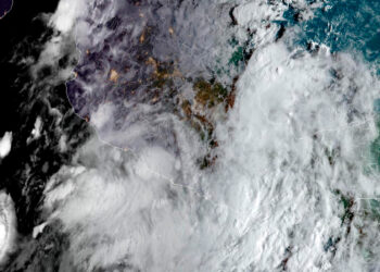 Tormenta tropical Lester toca tierra en costas de Guerrero