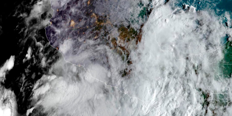 Tormenta tropical Lester toca tierra en costas de Guerrero