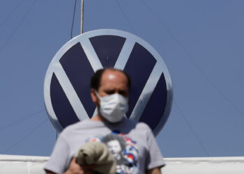 Empleados de Volkswagen México aprueban alza salarial de 9% y evitan huelga