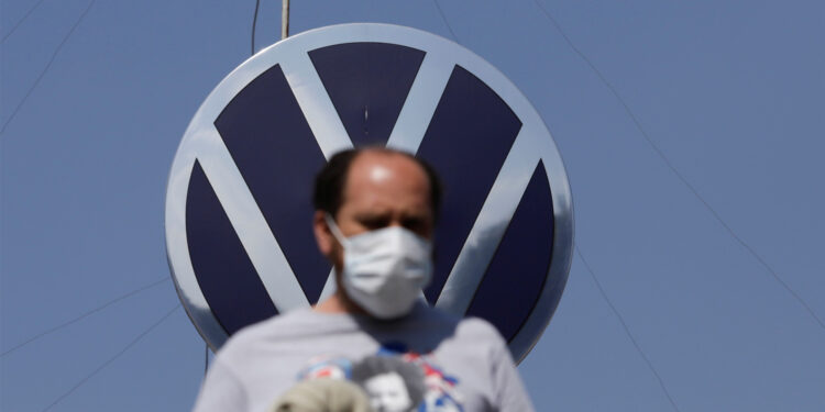 Empleados de Volkswagen México aprueban alza salarial de 9% y evitan huelga