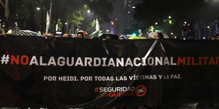 Velada por la paz: Marchan en Ciudad de México contra la militarización