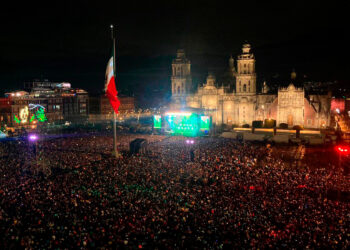 Los Tigres del Norte abren la noche mexicana: ponen a bailar a miles de personas en el Zócalo