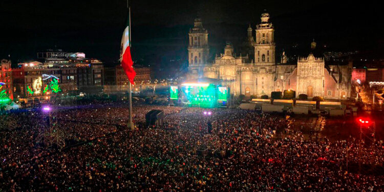 Los Tigres del Norte abren la noche mexicana: ponen a bailar a miles de personas en el Zócalo