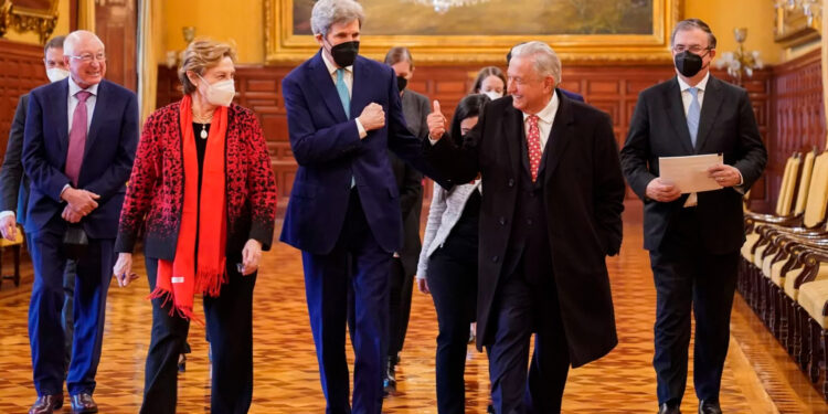 López Obrador anuncia la visita de John Kerry a México para hablar de energía y litio