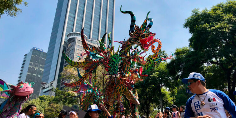 Más de 220 alebrijes inundaron de colores las calles de CDMX