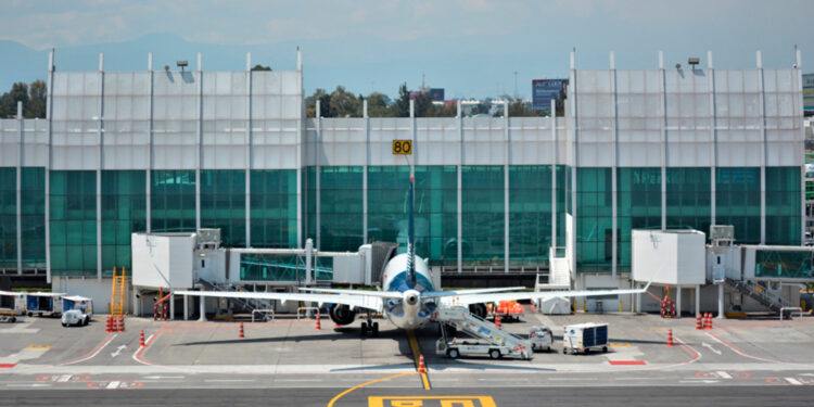 Eliminan uso obligatorio del cubrebocas en aeropuertos y vuelos en México
