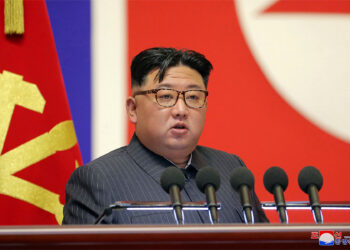 Corea del Norte dispara misiles tras criticar traslado de portaaviones de EE.UU.