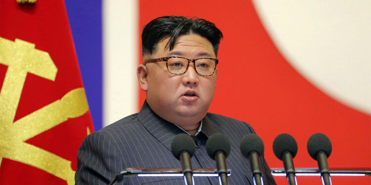 Corea del Norte dispara misiles tras criticar traslado de portaaviones de EE.UU.