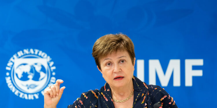 FMI advierte que “ha subido” el riesgo de una recesión mundial