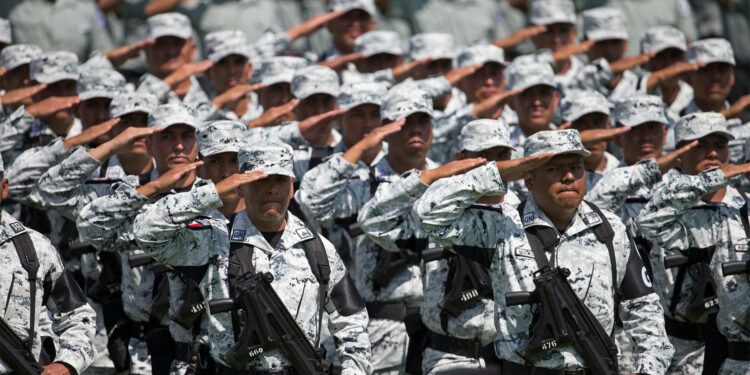 Más de 12 ONG presentan amparos contra adhesión de la GN a las Fuerzas Armadas