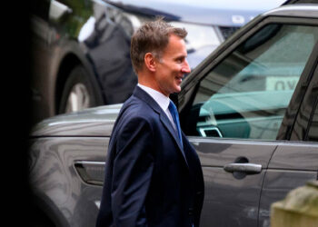Nuevo ministro de Economía británico sube impuestos y reduce las ayudas energéticas