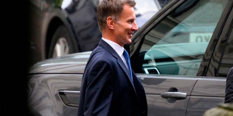 Nuevo ministro de Economía británico sube impuestos y reduce las ayudas energéticas